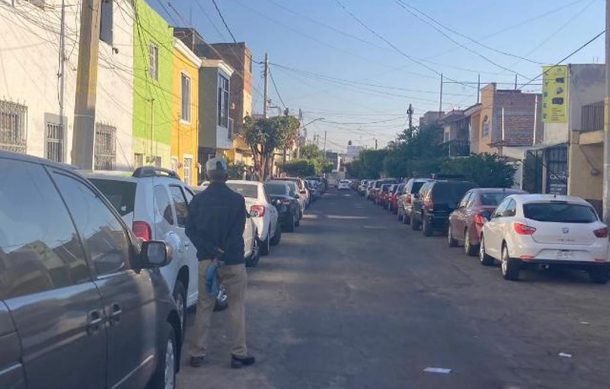 Vecinos de CUCEI aprovechan jornada de vacunación para cobrar por estacionarse