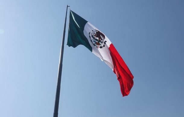 López Obrador conmemora el Día de la Bandera