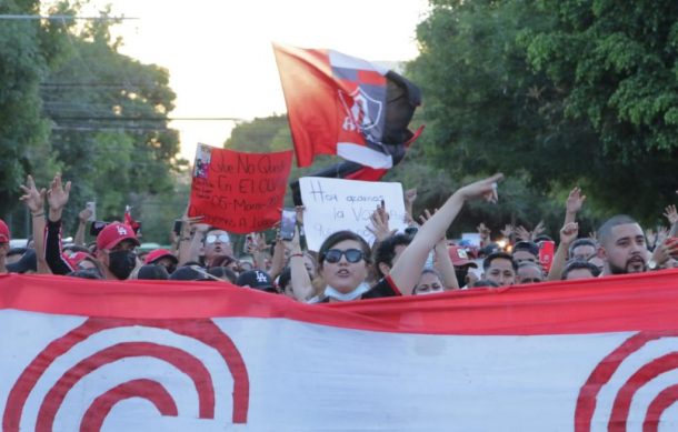 Aficionados marchan en Guadalajara por un futbol sin violencia