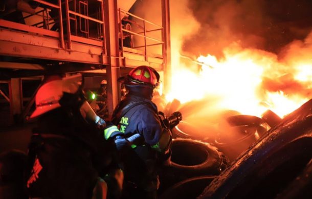 Bomberos atienden emergencias en dos empresas de Guadalajara