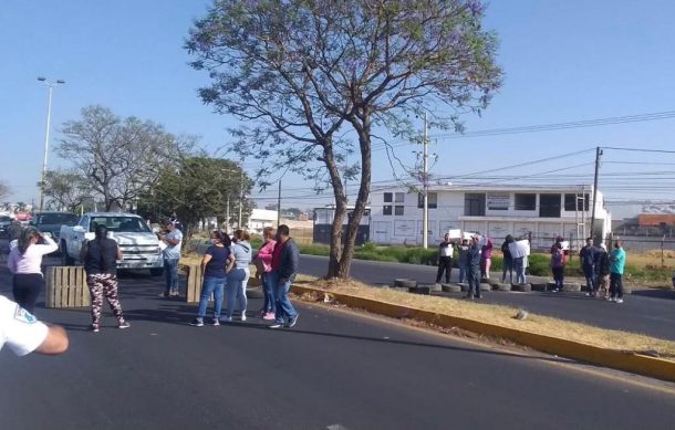 Vecinos bloquean la carretera a El Castillo en El Salto