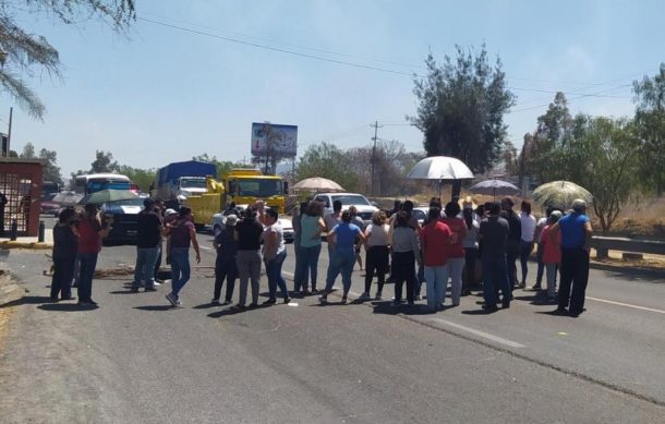 Vecinos de Rancho Alegre bloquean la carretera a Chapala