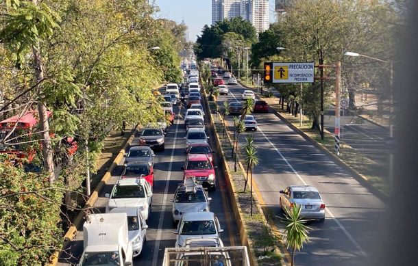 Denuncian automovilistas falta de acción de agentes viales en López Mateos