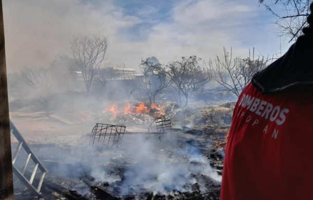 Se registra fuerte incendio en predio junto a instalaciones de la UdeG en Belenes