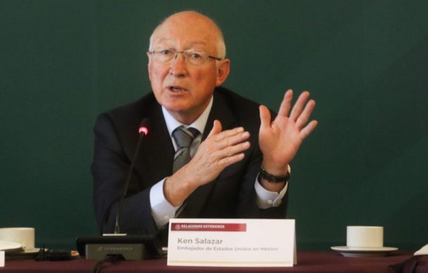 Ken Salazar urge a buscar una solución al problema migratorio