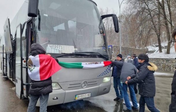 Grupo de 18 mexicanos logra salir de Kiev