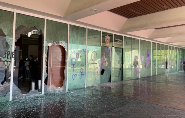 Mujeres manifestantes dejan daños en Rectoría de UdeG