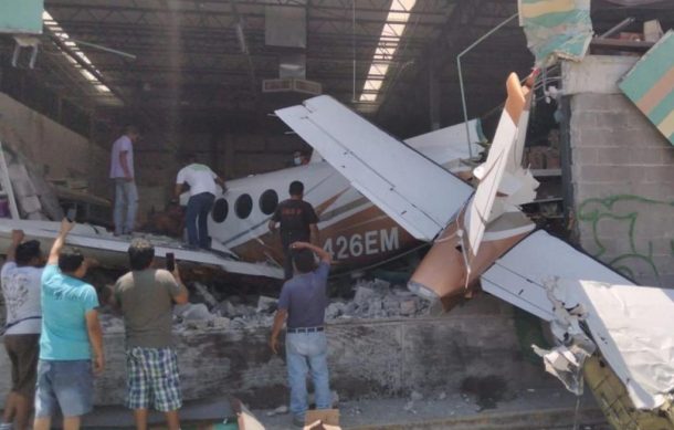 Avioneta de desploma sobre supermercado en Morelos