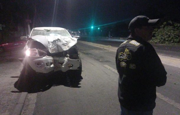 Auto choca contra un árbol en Jardines de Nuevo México