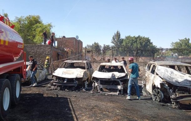 Incendio cerca del Aeropuerto de Guadalajara destruye diez vehículos