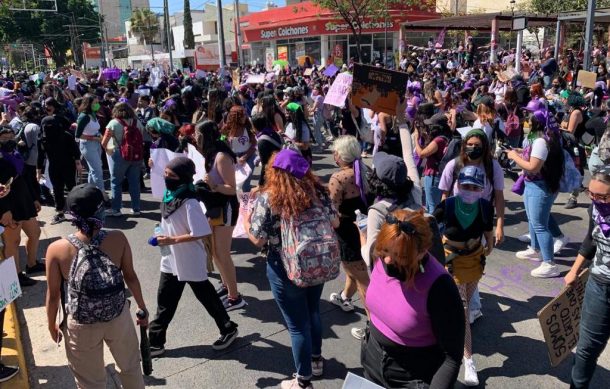 Manifestantes mujeres cierran la avenida Juárez