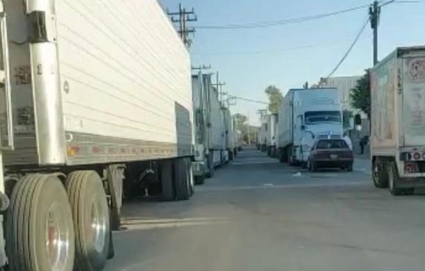 Tráilers bloquean la calle Melchor Ocampo de Zapopan