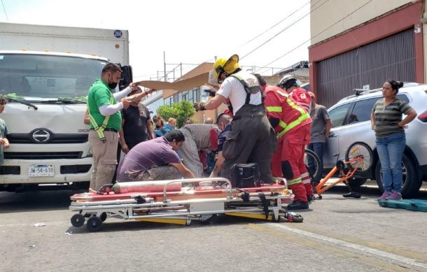 Hombre se incrusta un manubrio en accidente con su bicicleta