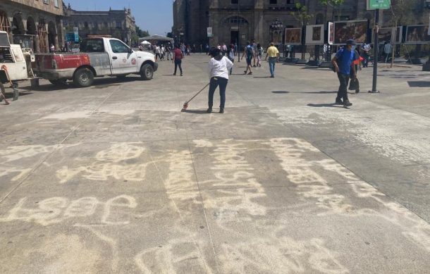 Limpian consignas feministas en Paseo Alcalde a la altura de Plaza de Armas