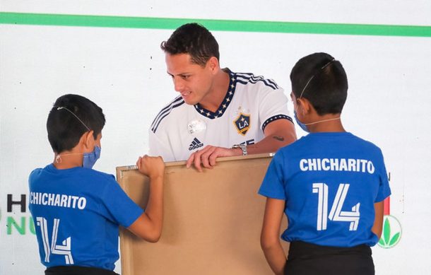 Visita “Chicharito” albergue en Zapopan y les da emotivo mensaje a los niños