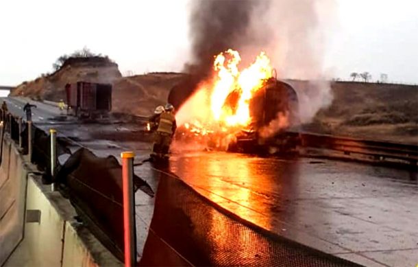 Se incendia pipa con combustóleo, cierran carretera a Zapotlanejo y el Macrolibramiento