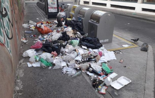 Contenedores llenos de basura invaden la colonia Moderna