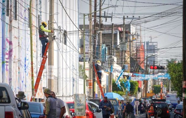 Después de tragedia, quitan cables excedentes en barrio de Santa Tere