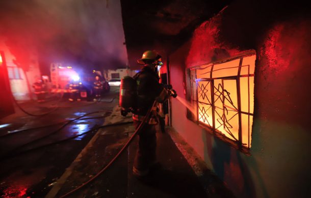 Incendio destruye casa en la colonia Lázaro Cárdenas de Guadalajara