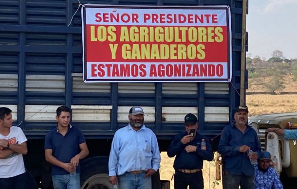 Se manifiestan productores del campo en evento de AMLO