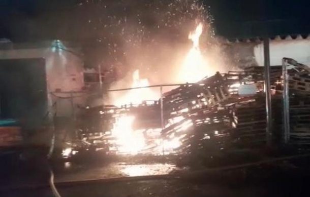 Se registra fuerte incendio en el Mercado del Mar de Zapopan