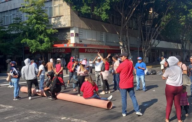 Pepenadores vuelven a cerrar el tránsito en avenida Juárez y Corona