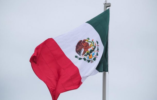 Anuncia AMLO que el domingo sí será izada la bandera nacional en el Zócalo