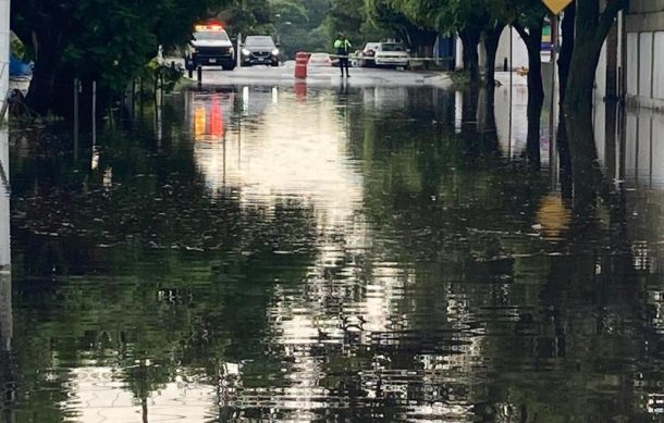 Permanece cerrada avenida Conchitas por encharcamiento