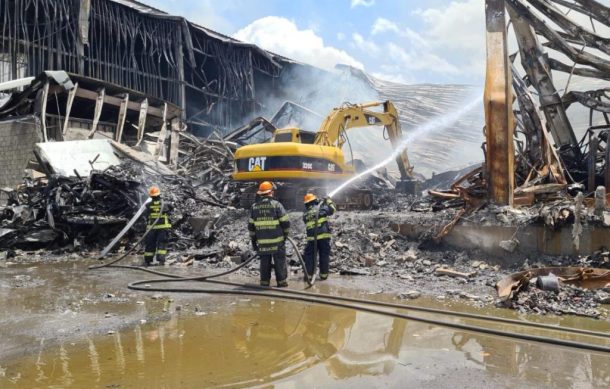 Continúan labores para liquidar incendio en bodega de Tlaquepaque