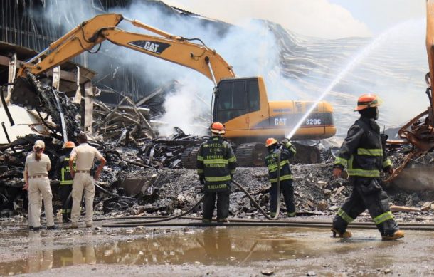 Cumple 48 horas el incendio en una bodega de medicamentos de Tlaquepaque