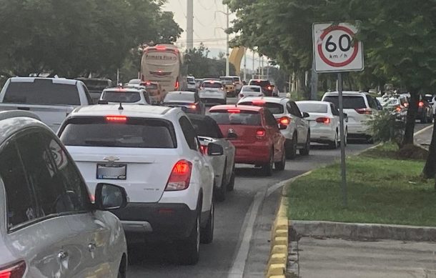 Choque y auto descompuesto colapsan la vialidad en avenida Lázaro Cárdenas