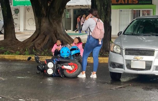 Motocicleta con dos niñas abordo choca contra vehículo en Residencial Victoria