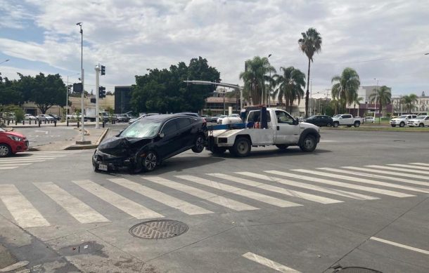 Retiran auto que tras accidente derribó semáforos en zona de Plaza del Sol