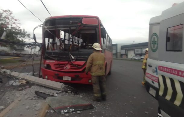 Deja tres heridos choque del transporte público en Periférico