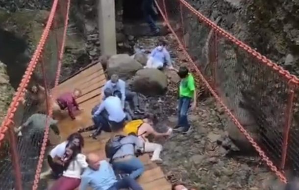 Al menos 20 lesionados deja colapso de puente colgante en Cuernavaca