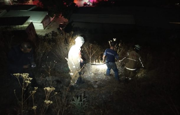 Rescatan a hombre que cayó dentro de un pozo en el Cerro del Colli