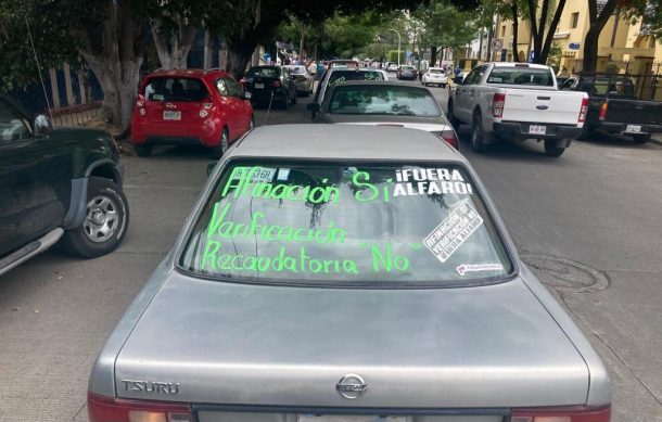Protestan contra retenes y verificación vehicular en Guadalajara