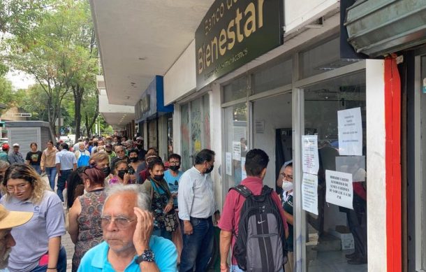 Adultos mayores saturan los bancos del Bienestar