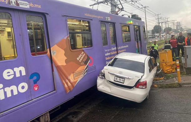 Vehículo choca contra el Tren Ligero en estación España