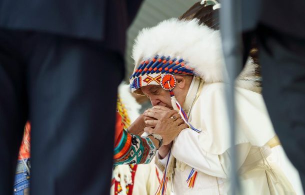 Papa pide perdón por daños a indígenas canadienses