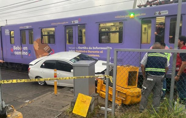 Asegura conductora se le “coleó” el auto y chocó contra tren
