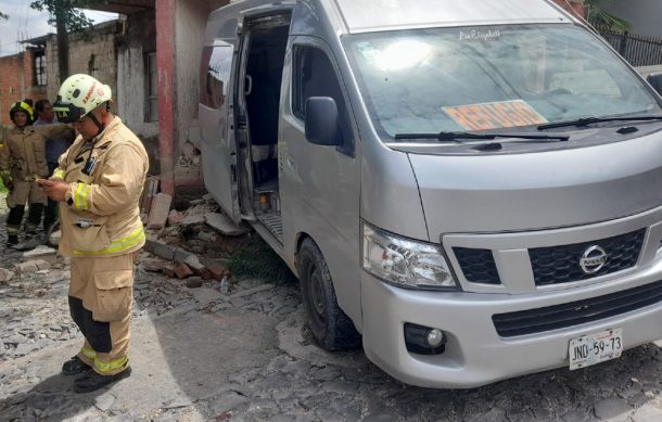 Percance de camioneta de transporte deja 15 heridos