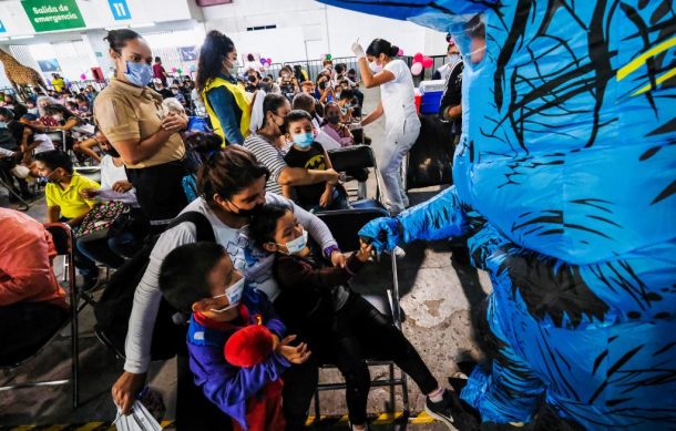 Vacunan contra Covid-19 a 8 mil niños al día en Jalisco