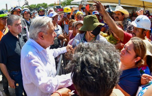 AMLO tiene desencuentro con familias de mineros atrapados