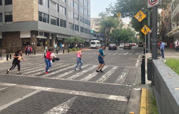 Peligroso cruce peatonal el de Juárez y Molina