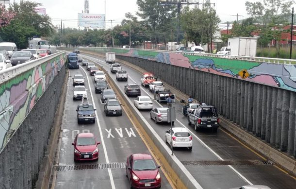 Volcadura ocasiona problemas viales en López Mateos
