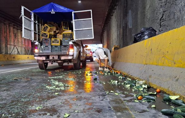 Tiran frutas y verduras en el túnel de Av. Hidalgo