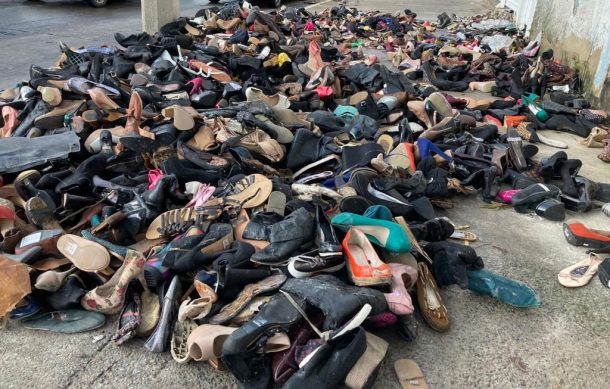 Abandonan cientos de zapatos en banqueta del oriente de GDL