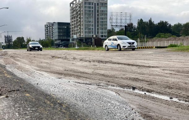 Sepultada en lodo luce avenida Universidad en Zapopan