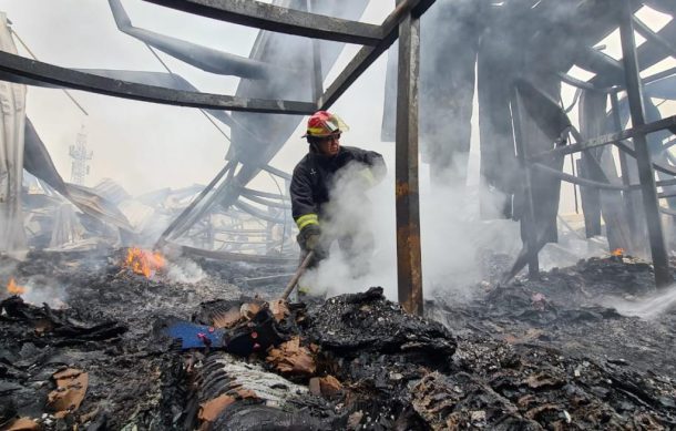 Mantienen labores de sofocación de incendio en Álamo Industrial